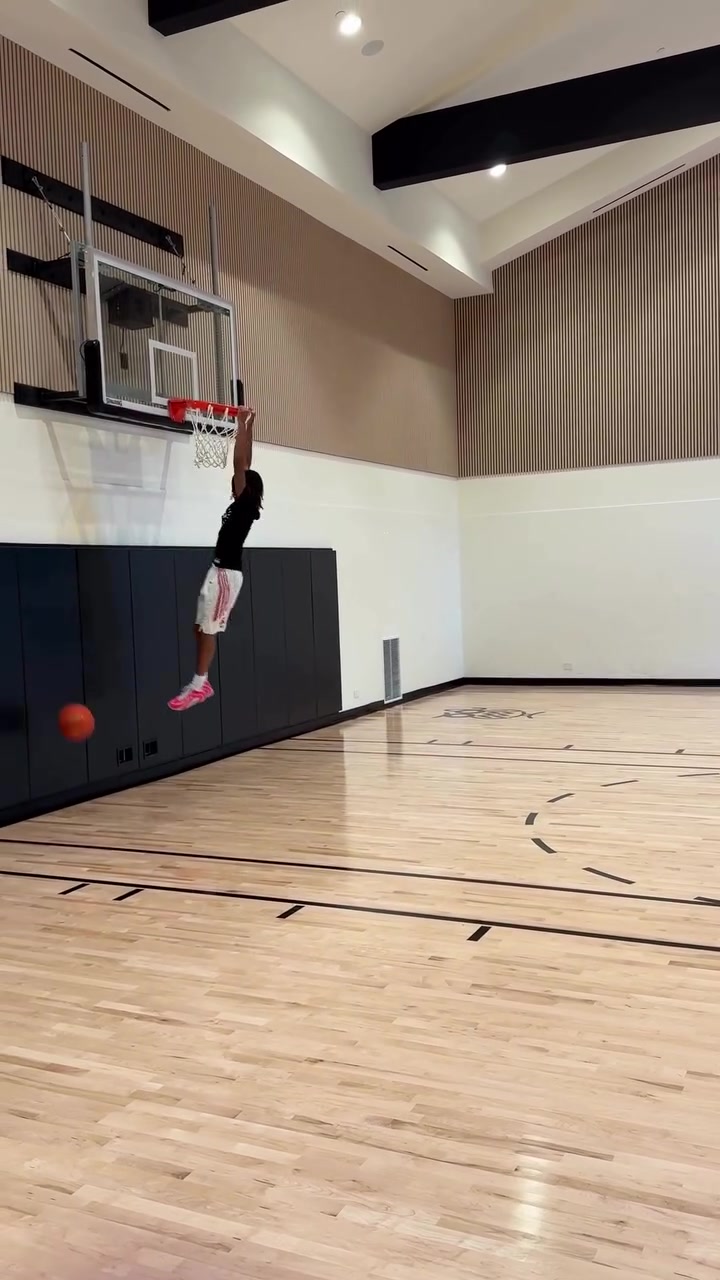 没闲着！保罗在家与儿子一起训练 给后者传了个打板空接暴扣